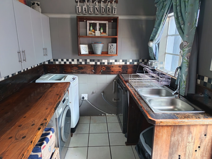 To Let 7 Bedroom Property for Rent in Humansdorp Eastern Cape